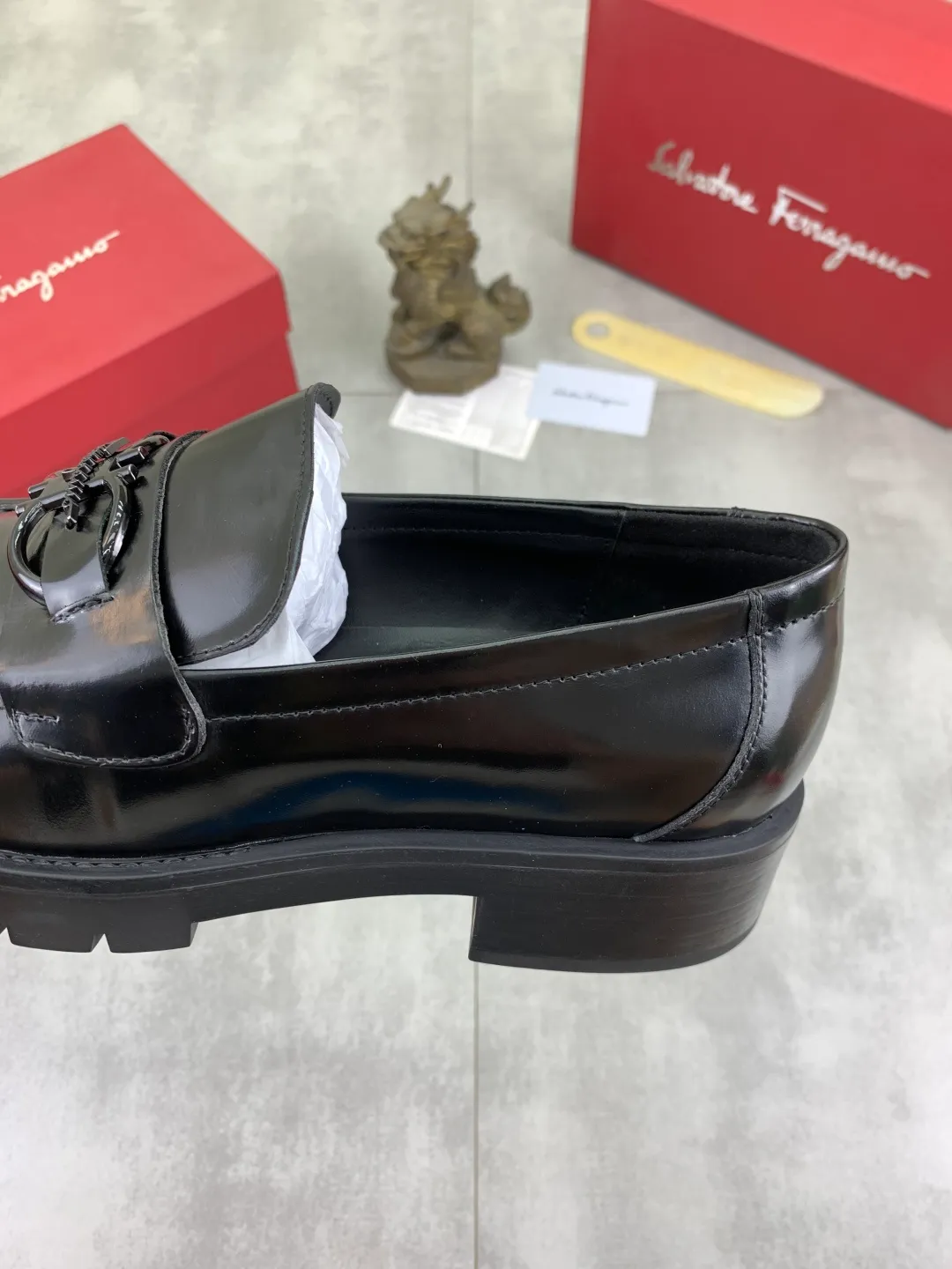Men's Men's Shoes 💰P480💰[New Style] Water-dyed Niuli 🆘[Salvatore Ferragamo] Ferragamo's latest casual business leather shoes for men! Listed simultaneously! The fabric is made of specially imported original calfskin, and the interior is made of imported water-dyed cowhide. It is absolutely luxurious and leads the fashion trend. Matching code: 38-44 (45 and 46 can be customized) Multiple colors available